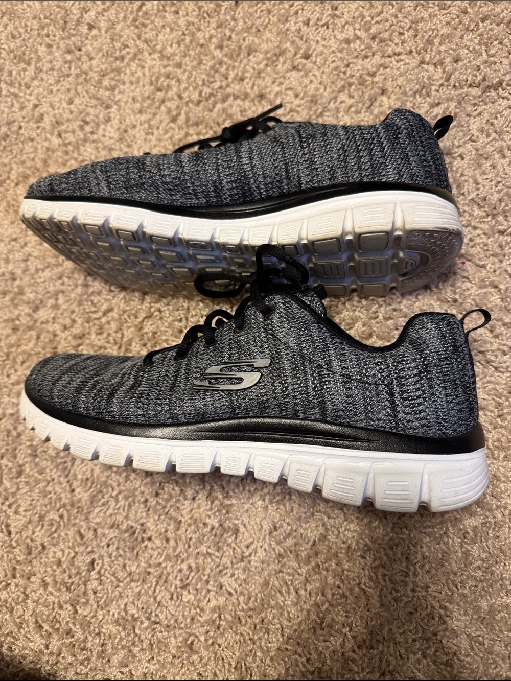 WNS Skechers Black and White Knit Athletic Sneakers Sz 10 Foam foot